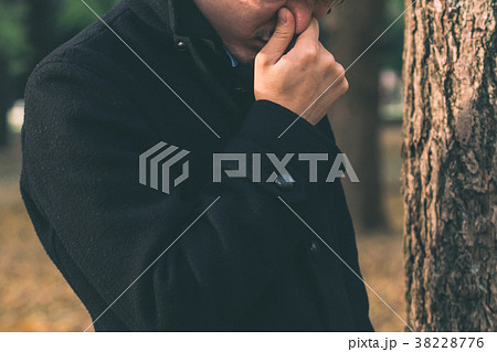 鼻を摘む男性 38228776