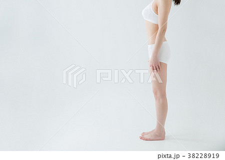 【切抜パス付き】女性のボディ 【切抜パス付き】女性のボディ 38228919