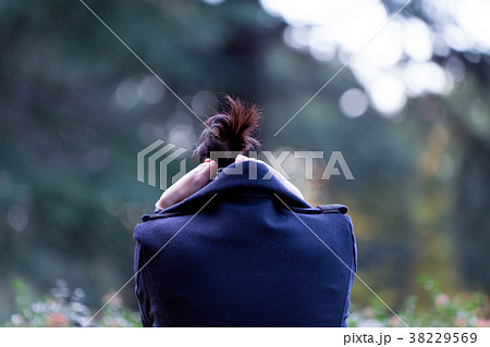 落ち込む女性 38229569