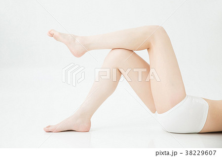 【切抜パス付き】寝る女性の美脚 38229607