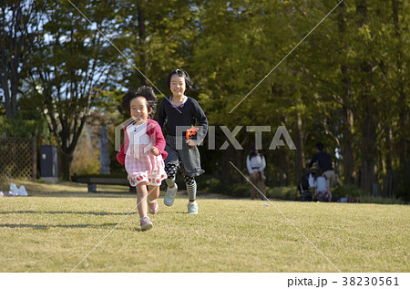 公園で走る姉妹 38230561