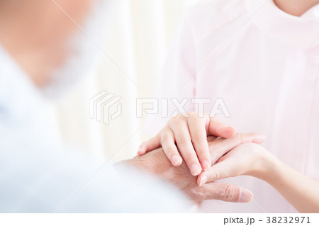 若い看護師とおじいちゃん　手を握る　手に触れる　老人ホーム　デイケアセンター　車椅子　 38232971