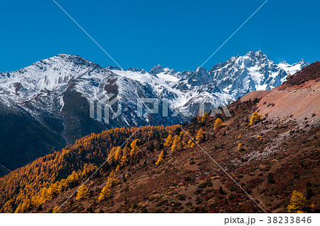 Mountain scenery near Yubeng,Yunnan ,China Mountain scenery near Yubeng,Yunnan ,China 38233846