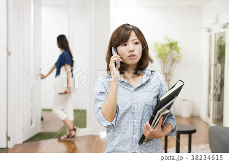 スマホで電話をするビジネスウーマン オフィスで働く女性 スマホで電話をするビジネスウーマン オフィスで働く女性 38234615