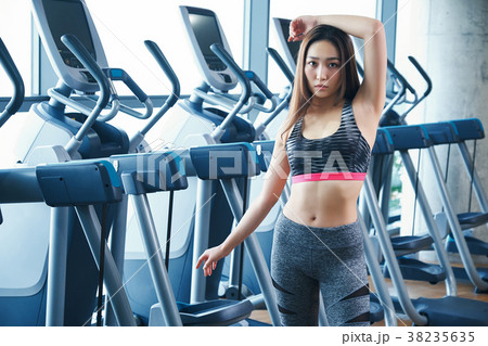 スポーツジム　女性　ポートレート 38235635