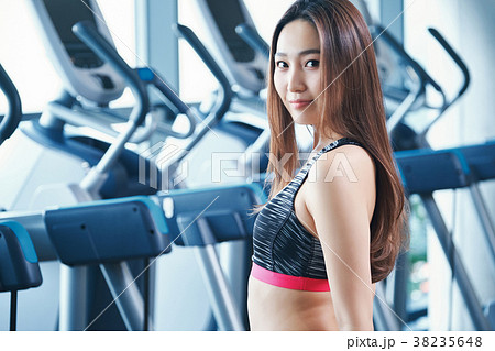 スポーツジム 女性 ポートレート スポーツジム 女性 ポートレート 38235648