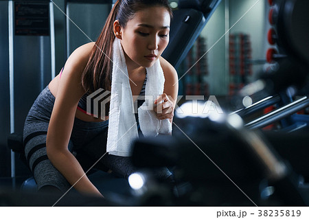 スポーツジム トレーニングマシン 女性の写真素材