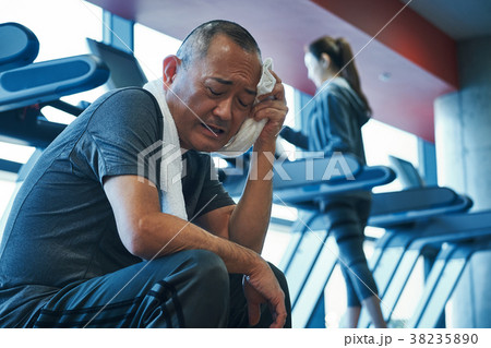 スポーツジム　休憩をするシニア男性 38235890