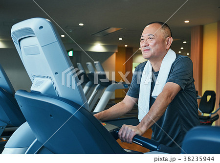 スポーツジム　ランニングマシン　シニア男性 38235944