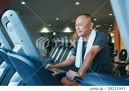 スポーツジム ランニングマシン シニア男性 スポーツジム ランニングマシン シニア男性 38235945