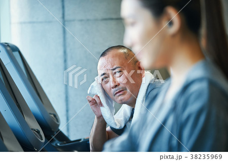 スポーツジム　ランニングマシン 38235969
