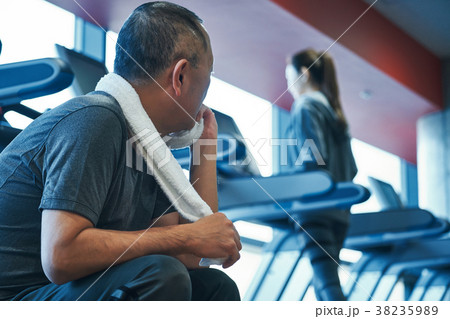 スポーツジム　休憩をするシニア男性 38235989
