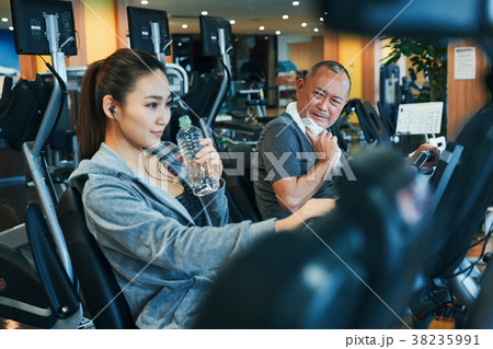 スポーツジム　トレーニング　有酸素運動 38235991