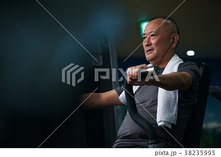 スポーツジム　チェストプレス　シニア男性 38235995