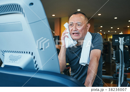 スポーツジム　ランニングマシン　シニア男性 38236007