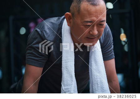 スポーツジム 腕立て伏せをするシニア男性 スポーツジム 腕立て伏せをするシニア男性 38236025