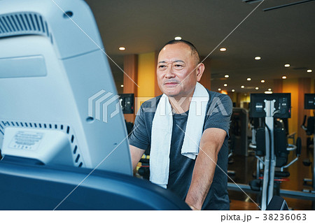 スポーツジム ランニングマシン シニア男性 スポーツジム ランニングマシン シニア男性 38236063