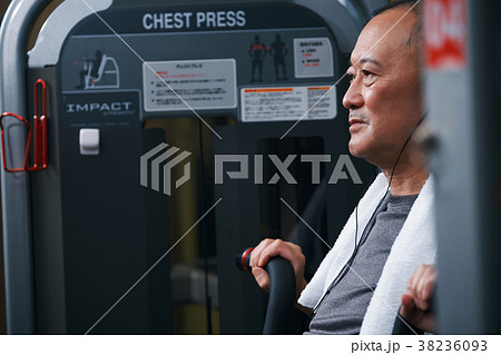 スポーツジム チェストプレス シニア男性 スポーツジム チェストプレス シニア男性 38236093