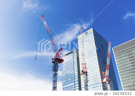 オフィス街の建設現場 38236532