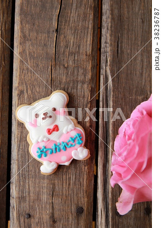 お疲れ様メッセージのクマさんアイシングクッキーと薔薇 お疲れ様メッセージのクマさんアイシングクッキーと薔薇 38236787