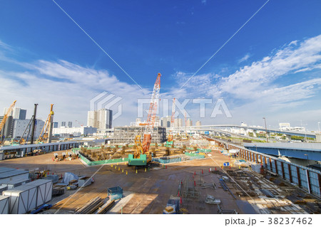 大規模建設現場のある都市風景 大規模建設現場のある都市風景 38237462