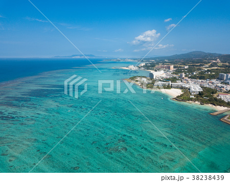 沖縄 恩納村の海と珊瑚礁 空撮の写真素材