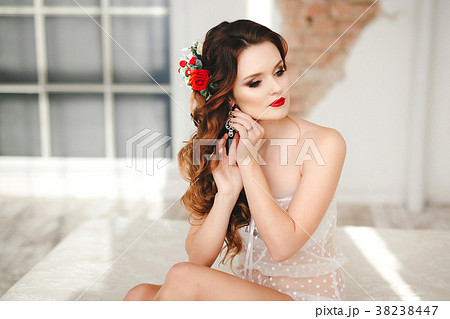 Beautiful bride portrait with bright make-up 38238447