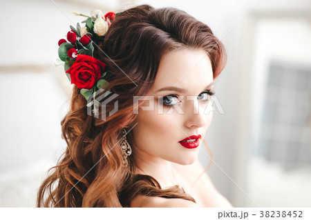 Beautiful bride portrait with bright make-up Beautiful bride portrait with bright make-up 38238452