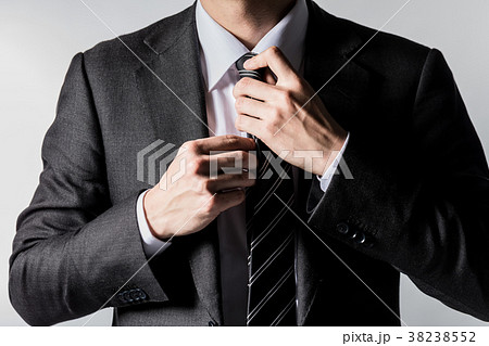 スーツの男性（アップ） 38238552