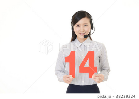 数字を持つ笑顔のオペレーター 38239224
