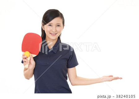卓球ラケットを持つ笑顔の女性の写真素材