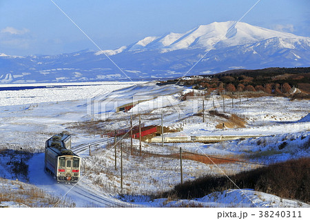 冬の釧網本線と流氷 冬の釧網本線と流氷 38240311
