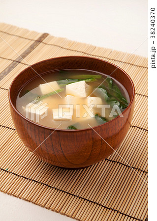 豆腐とほうれん草の味噌汁の写真素材