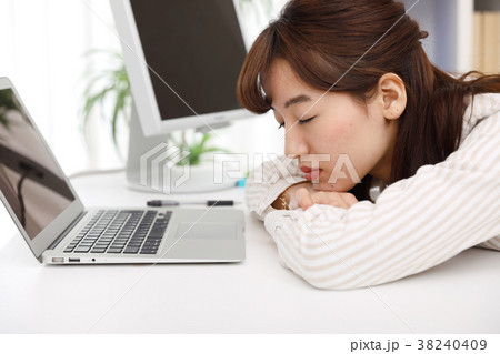 仕事中眠ってしまったＯＬ 38240409