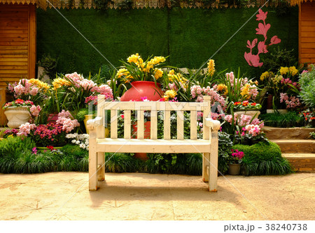 Empty park benches Empty park benches 38240738