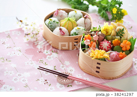 春のお弁当　お花見弁当 38241297