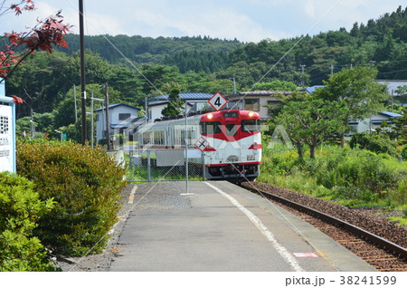 ローカル線の電車(種差海岸駅/青森県八戸市大字鮫町字棚久保) ローカル線の電車(種差海岸駅/青森県八戸市大字鮫町字棚久保) 38241599