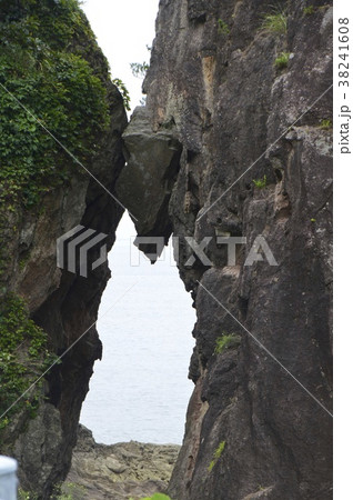 弁慶のはさみ岩(佐渡島/新潟県佐渡市) 弁慶のはさみ岩(佐渡島/新潟県佐渡市) 38241608
