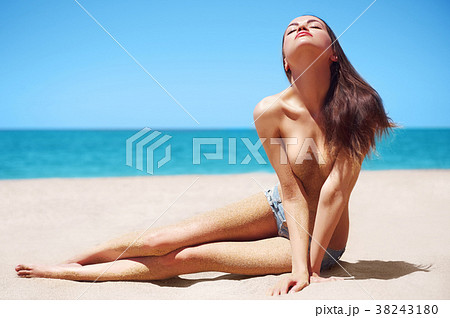 sexy beauty relax on sea sexy beauty relax on sea 38243180