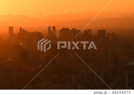 日本の東京都市景観・夕景、オレンジ色に染まる新宿の高層ビル群など 日本の東京都市景観・夕景、オレンジ色に染まる新宿の高層ビル群など 38244075