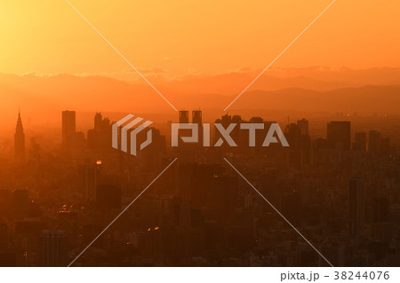 日本の東京都市景観・夕景、オレンジ色に染まる新宿の高層ビル群など 日本の東京都市景観・夕景、オレンジ色に染まる新宿の高層ビル群など 38244076