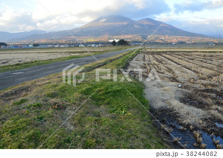 南側から眺めた「磐梯山」（福島県耶麻郡猪苗代町） 38244082