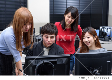 パソコン前で教えあう大学生 38244553