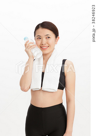 ペットボトルと若い女性 ペットボトルと若い女性 38246923