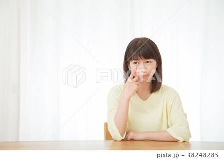疲れ目 眼精疲労 目が痛い ネガティブイメージ 体調不良 女性 ポートレート 20代 30代 疲れ目 眼精疲労 目が痛い ネガティブイメージ 体調不良 女性 ポートレート 20代 30代 38248285