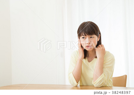 耳が痛い　難聴　中耳炎　ネガティブイメージ　体調不良　女性　ポートレート　20代　30代 38248397