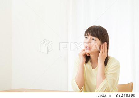 耳が痛い 難聴 中耳炎 ネガティブイメージ 体調不良 女性 ポートレート 20代 30代 耳が痛い 難聴 中耳炎 ネガティブイメージ 体調不良 女性 ポートレート 20代 30代 38248399