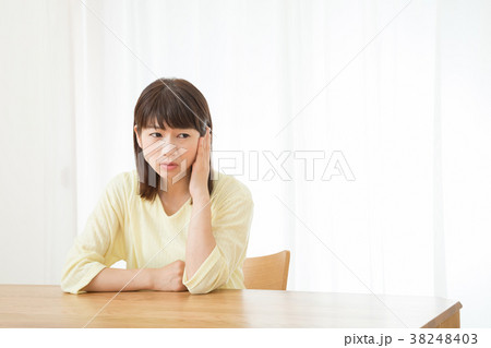 耳が痛い 難聴 中耳炎 ネガティブイメージ 体調不良 女性 ポートレート 20代 30代 耳が痛い 難聴 中耳炎 ネガティブイメージ 体調不良 女性 ポートレート 20代 30代 38248403
