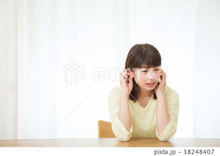 耳が痛い　難聴　中耳炎　ネガティブイメージ　体調不良　女性　ポートレート　20代　30代 38248407