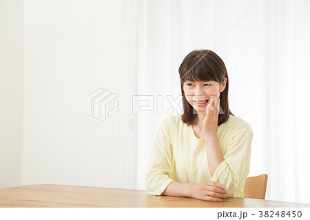 歯痛　歯の痛み　虫歯　ネガティブイメージ　体調不良　女性　ポートレート　20代　30代 38248450